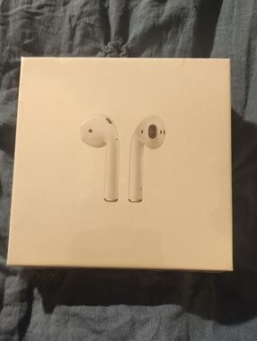 Apple 2nd Generation Air Pods White Wireless Earbuds Packaging NWT NIB Sealed